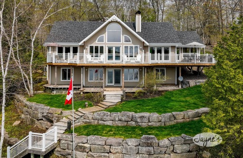 Muskoka Lakes Cottage | 4 bed 4 bath cottage on Lake Rosseau minutes from Port Carling!