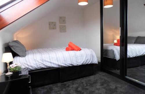 Paisley Apartment | 4 Bed Apartment, Paisley - Near GLA Airport