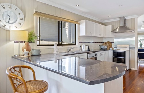 Redcliffe House | 4-Bed Beach Retreat with Pool & Outdoor Dining