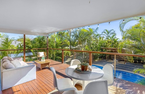 Redcliffe House | 4-Bed Beach Retreat with Pool & Outdoor Dining