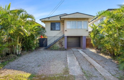 Redcliffe House | 4-Bed Beach Retreat with Pool & Outdoor Dining