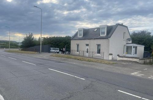 Newbridge House | 4 bed bungalow near Airport