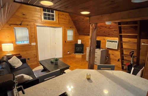 Byrdstown Cabin | 4 bed cabin in delightful Byrdstown with fitness room, WiFi, ACnBoat/trl parking