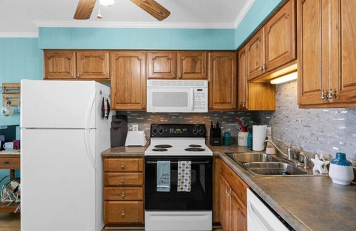 Myrtle Beach Apartment | 4-Bed Condo with Pool- Blue's Oceanview Escape
