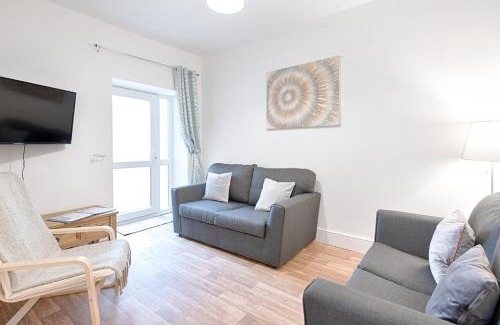 Cwmbrwla House | 4-Bed Contractor Home - Garden - Near M4 & City