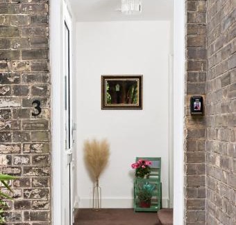Richmond-upon-Thames House | 4-Bed Cottage Sleeps 8 Walk to Thames Garden