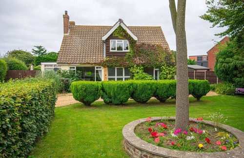 Bacton Ski Chalet | 4 bed cottage with hot tub and 10 minute walk to beach