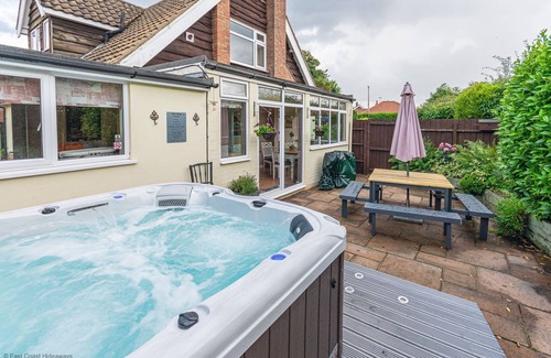 Bacton Ski Chalet | 4 bed cottage with hot tub and 10 minute walk to beach