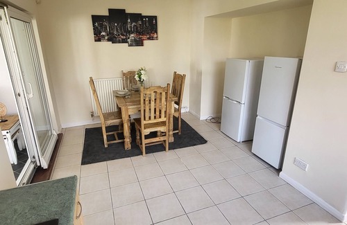 Gamston House | 4 Bed Family Home, Warwick Uni walking distance, 4 Parking bays