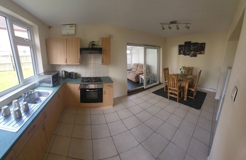 Gamston House | 4 Bed Family Home, Warwick Uni walking distance, 4 Parking bays