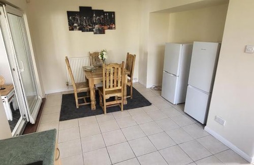 Acresford House | 4 Bed Family Home+Warwick Uni+4 Parking bays