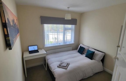 Acresford House | 4 Bed Family Home+Warwick Uni+4 Parking bays