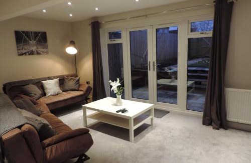 Rushmoor District House | 4 Bed Farnborough Air Accommodation