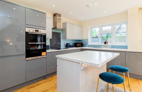 New Forest District House | 4-Bed Haven in Fawley – Ideal for extended stays, work trips, or family getaways. Spacious, fully furnished, and well-equipped for comfort and convenience. Your perfect home away from home.