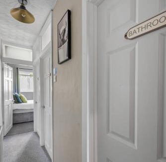 Morriston Apartment | 4 Bed Home 2 bathrooms, on street parking