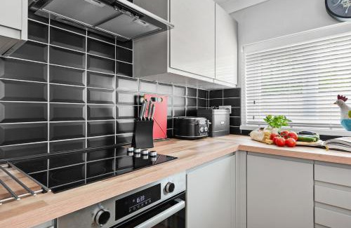 Morriston Apartment | 4 Bed Home 2 bathrooms, on street parking