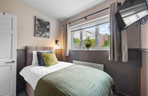 Morriston Apartment | 4 Bed Home 2 bathrooms, on street parking