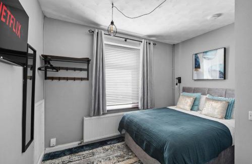 Morriston Apartment | 4 Bed Home 2 bathrooms, on street parking