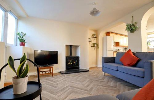 Folkestone House | 4 bed home 3 mins from harbour + sandy beach