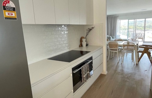 Moonee House | 4-Bed Home, Pool, BBQ & Theater