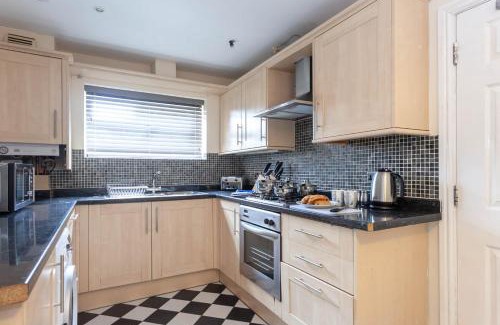 Latchford House | 4 bed home, driveway parking ideally located in Latchford, Warrington - Executive St Marys House