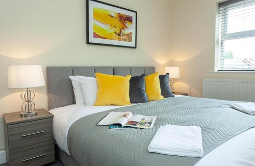 Latchford House | 4 bed home, driveway parking ideally located in Latchford, Warrington - Executive St Marys House