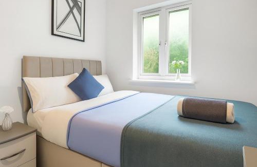 Wigan House | 4-Bed House for Contractors, Groups, Families, WiFi, Parking, SmartTV, Sleeps 8, Near Wigan Pier