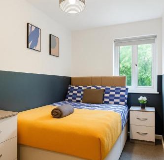 Wigan House | 4-Bed House for Contractors, Groups, Families, WiFi, Parking, SmartTV, Sleeps 8, Near Wigan Pier