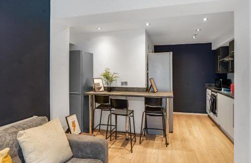 Wigan House | 4-Bed House for Contractors, Groups, Families, WiFi, Parking, SmartTV, Sleeps 8, Near Wigan Pier