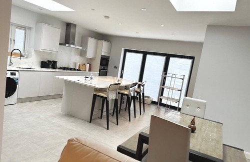 Becontree House | 4 Bed House-Garden-Parking-15 min Elizabeth Line