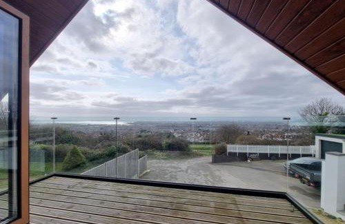 Portsmouth House | 4 Bed House - Hill top views - 3 car driveway