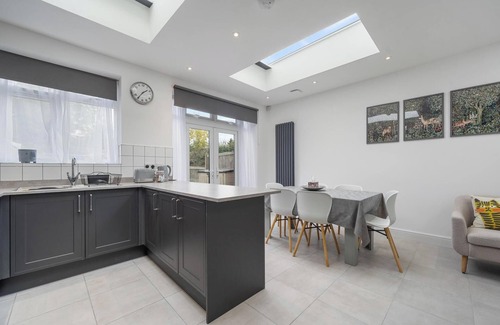 Enfield House | 4-Bed House Ideal for Families and Corporate Stays
