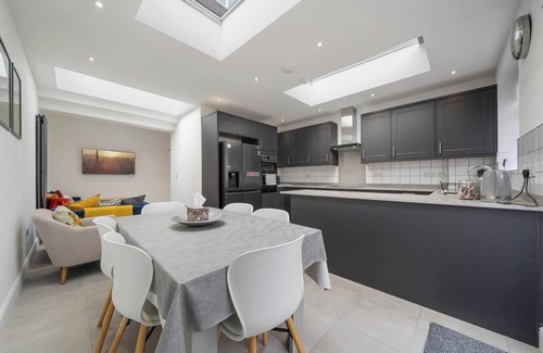 Enfield House | 4-Bed House Ideal for Families and Corporate Stays