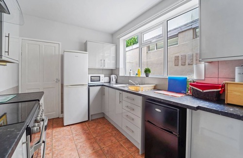 Wolverhampton Apartment | 4 Bed House in Wolverhampton Your Home From Home