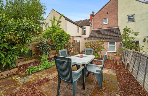 Wolverhampton Apartment | 4 Bed House in Wolverhampton Your Home From Home