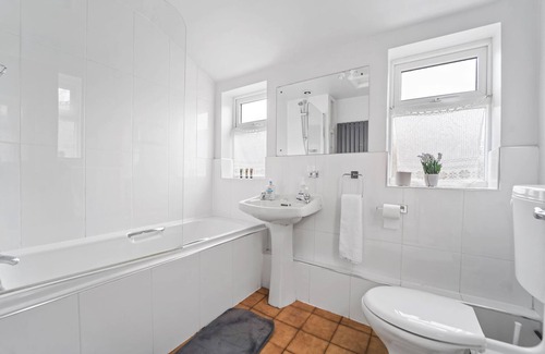 Wolverhampton Apartment | 4 Bed House in Wolverhampton Your Home From Home