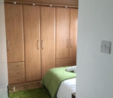 Basildon House | 4 Bed House next to Basildon Town Centre