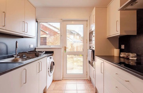 Comber House | 4 bed House - Private Garden - Free Parking