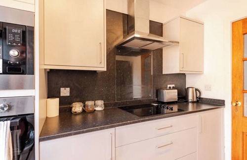 Comber House | 4 bed House - Private Garden - Free Parking