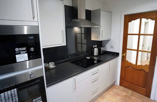 Comber House | 4 bed House - Private Garden - Free Parking