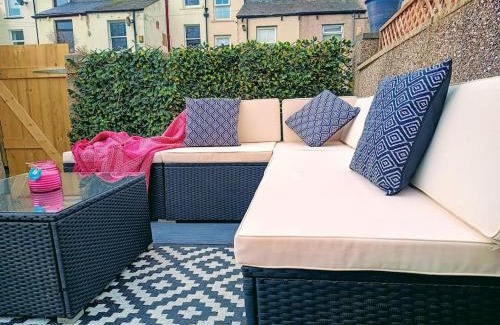 Bare House | 4 Bed house Sea Views Benji's by the beach