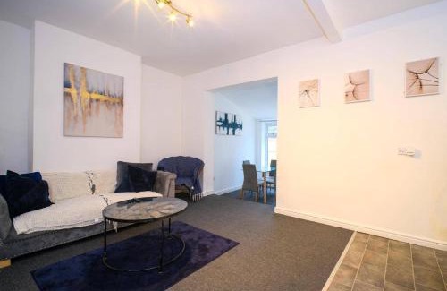 Hanham House | 4 Bed House Sleeps 7-Free Parking- Contractors