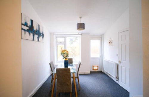 Hanham House | 4 Bed House Sleeps 7-Free Parking- Contractors