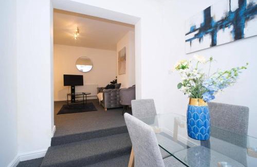 Hanham House | 4 Bed House Sleeps 7-Free Parking- Contractors