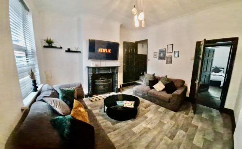 Wednesbury House | 4 Bed House - Sleeps 8 - Garden - Parking - Wifi