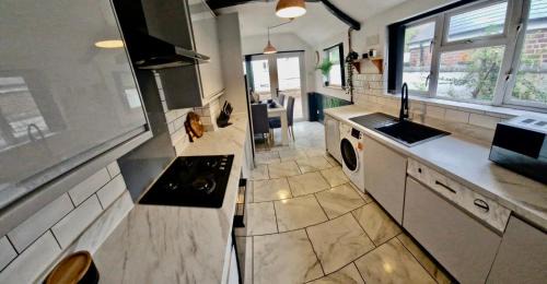 Wednesbury House | 4 Bed House - Sleeps 8 - Garden - Parking - Wifi