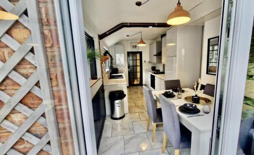 Wednesbury House | 4 Bed House - Sleeps 8 - Garden - Parking - Wifi