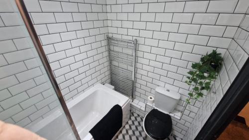 Wednesbury House | 4 Bed House - Sleeps 8 - Garden - Parking - Wifi