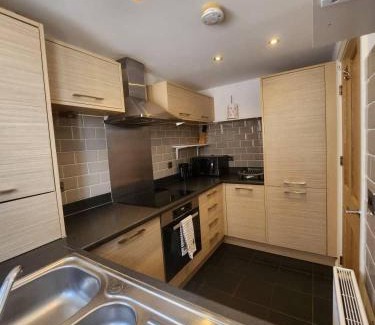 West Thurrock House | 4 Bed House - Sleeps 8 - Wifi - Parking