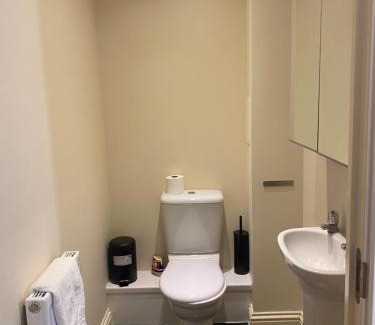 West Thurrock House | 4 Bed House - Sleeps 8 - Wifi - Parking